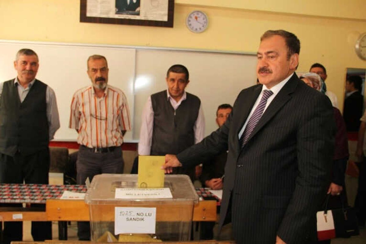 Bakan Eroğlu, Oyunu Memleketi Afyonkarahisar\'da Kullandı