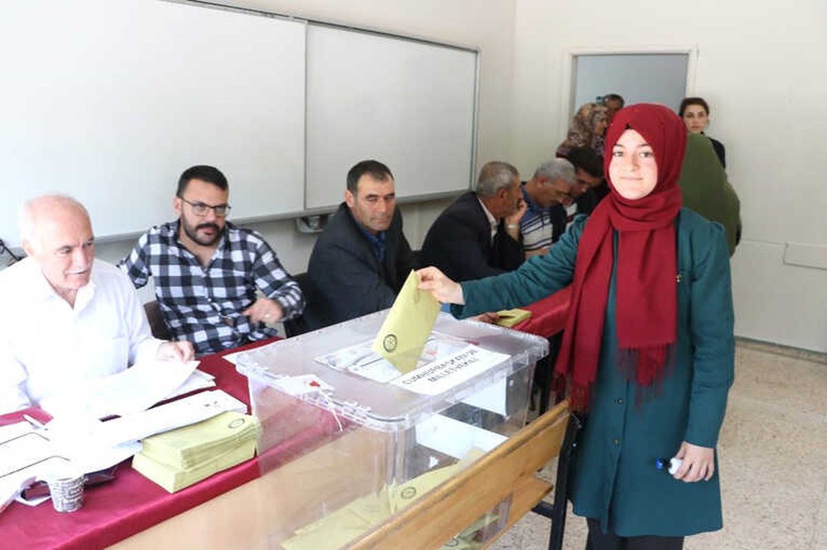 Bakan Yılmaz Oyunu Sivas\'ta Kullandı