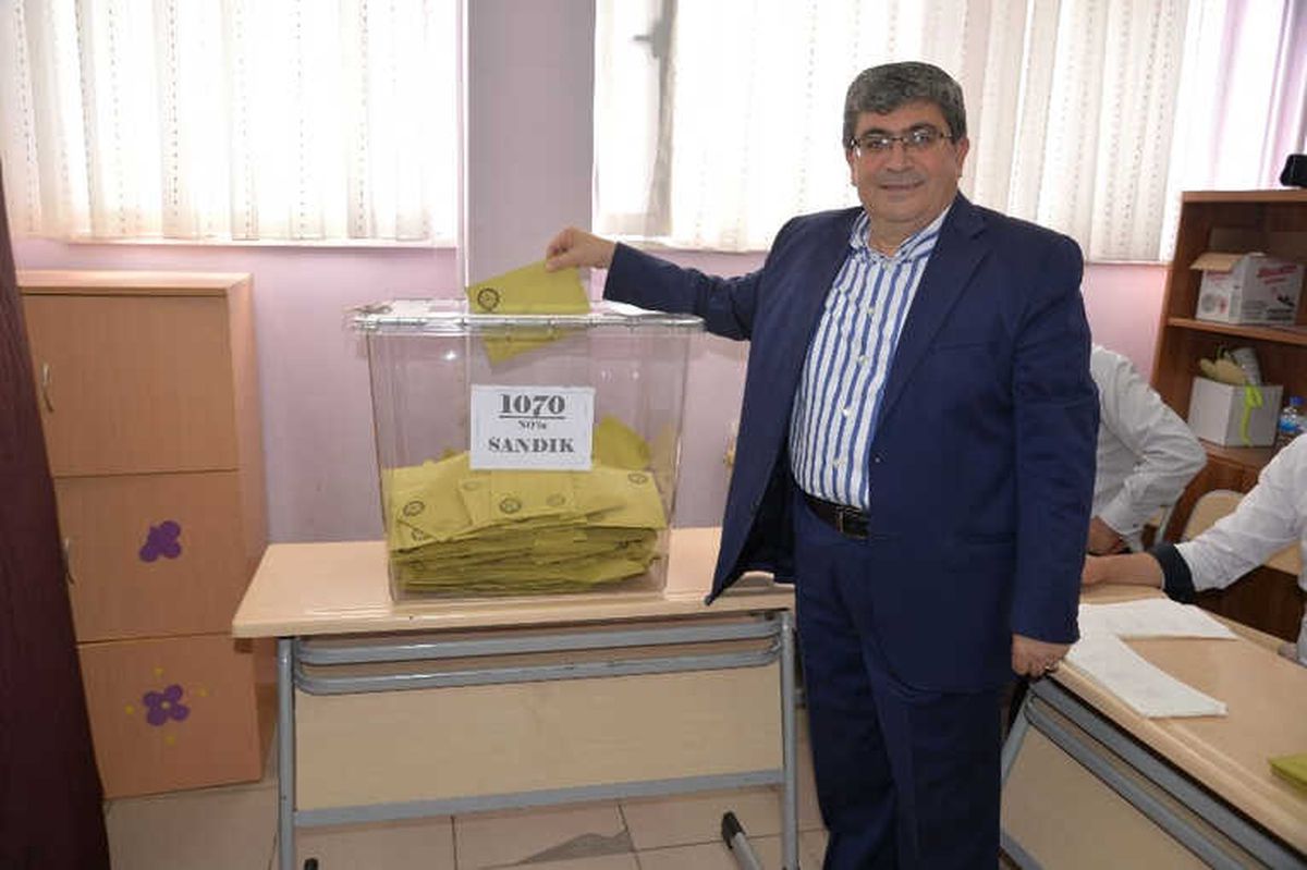 Başkan Can, Eşi ve Oğluyla Oyunu Kullandı