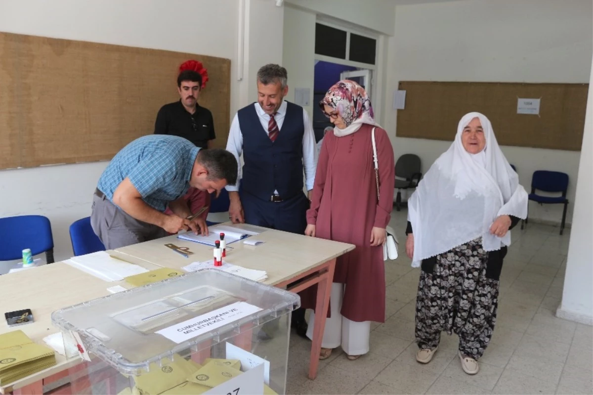 Başkan Güler, Annesi ve Eşiyle Birlikte Oy Kullandı