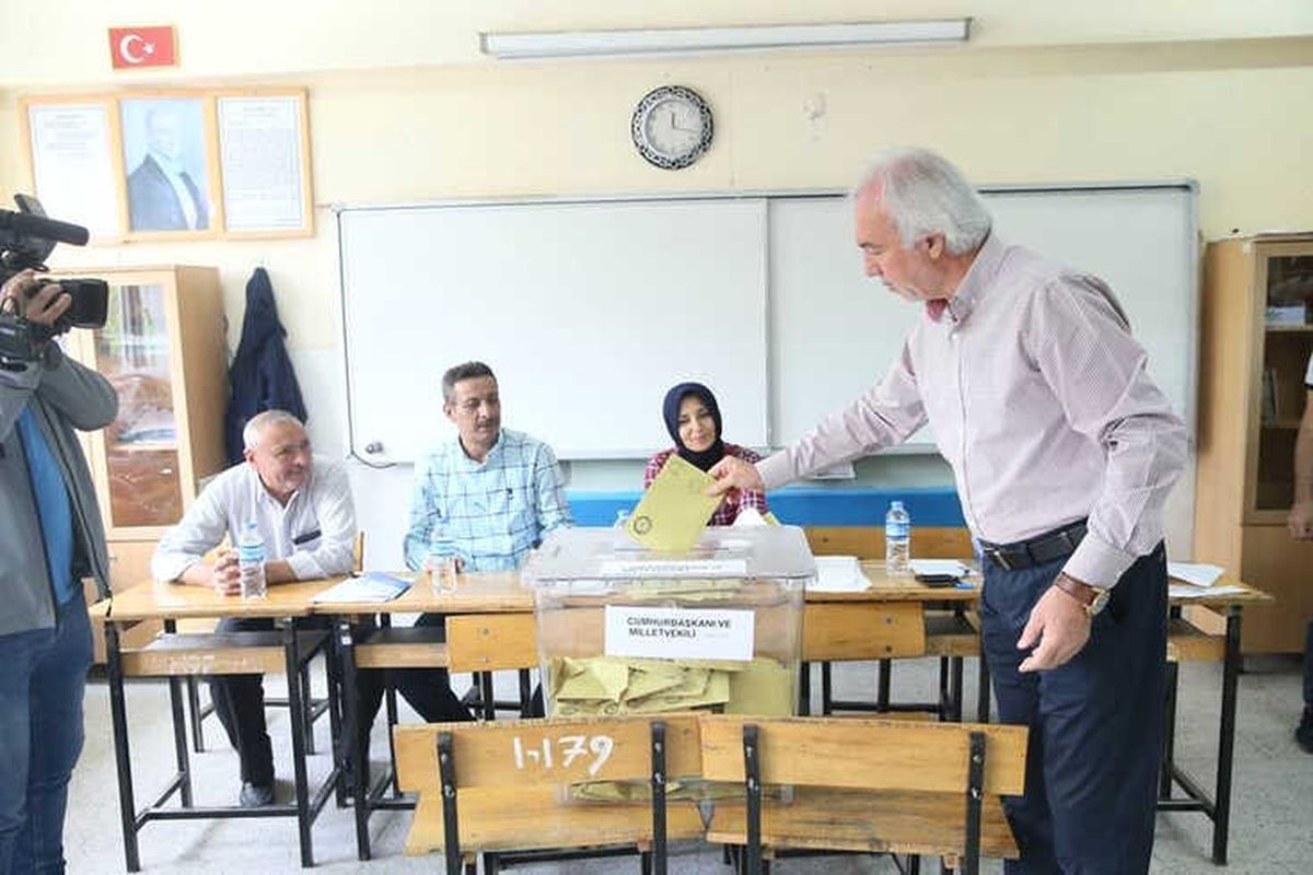 Başkan Kamil Saraçoğlu Oyunu Kullandı