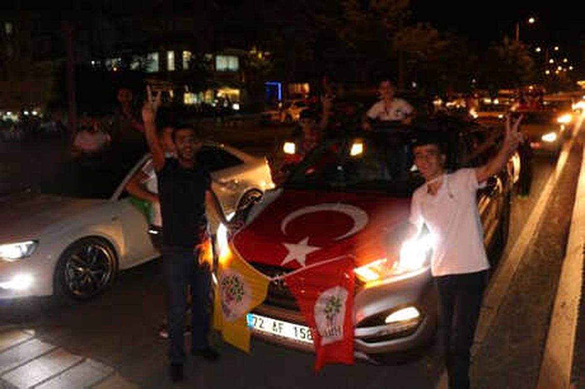 Batman ve Siirt\'te Hdp\'lilerden Kutlama