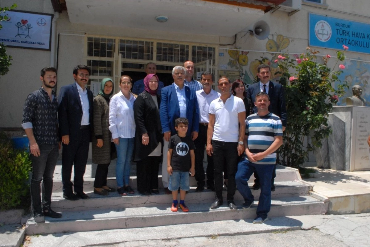 Burdur\'da Başkan ve Milletvekili Ailesiyle Birlikte Oy Kullandı