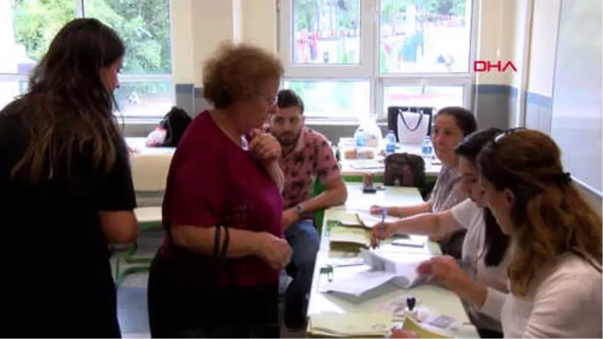 Buse Terim ve Cemal Hünal Oylarını Kullandı