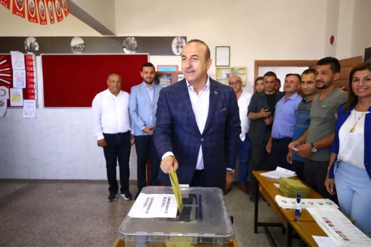 Dışişleri Bakanı Çavuşoğlu Oyunu Memleketi Antalya\'da Kullandı