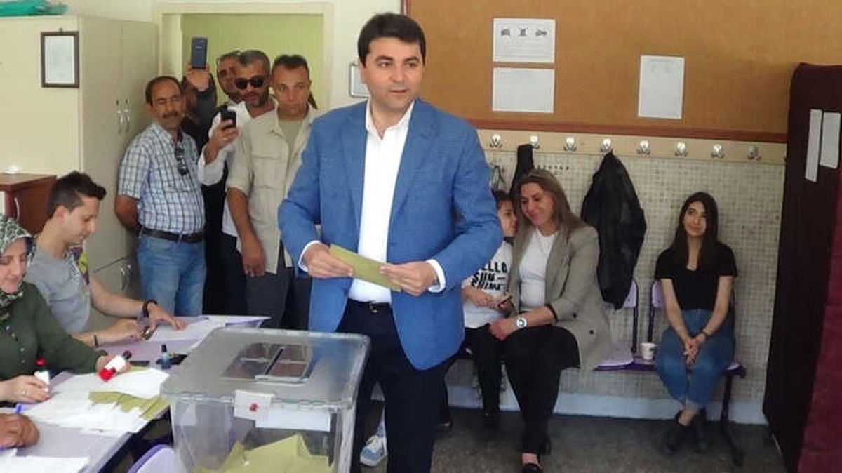 DP Genel Başkanı Gültekin Uysal, Oyunu Memleketi Afyonkarahisar\'da Kullandı
