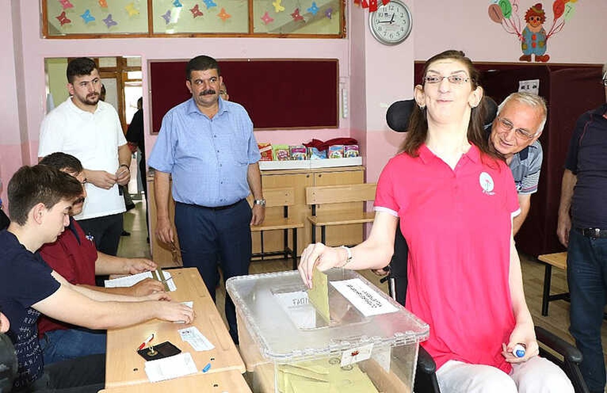 Dünyanın En Uzun Genç Kızı Oyunu Kullandı