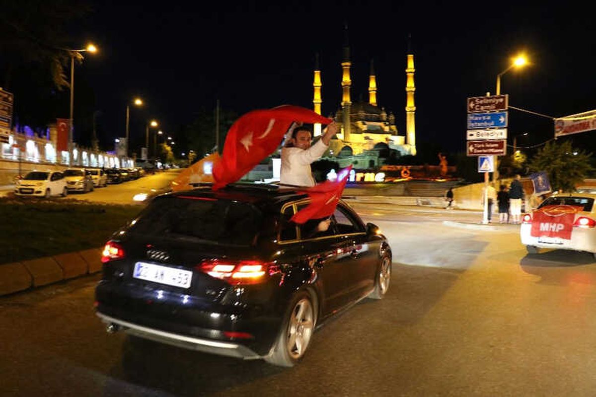 Edirne\'de Romanlar Seçim Sonuçlarını Göbek Atarak Kutladı