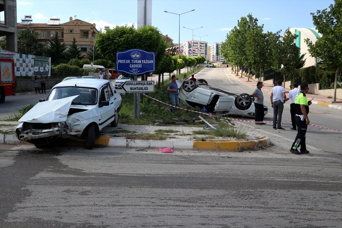 Elazığ\'da İki Otomobil Çarpıştı: 5 Yaralı