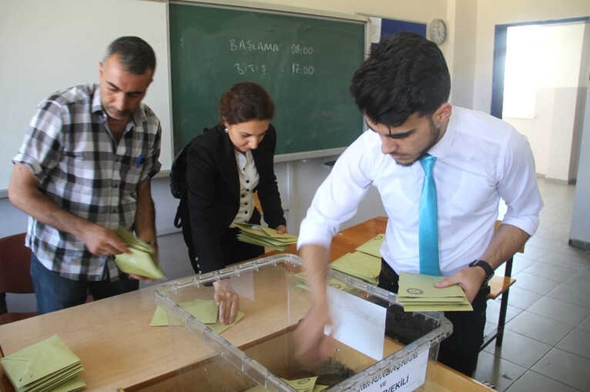 Elazığ\'da Sandıklar Açılmaya Başlandı