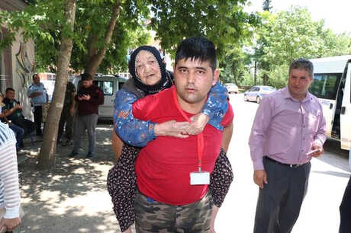 Emine Nineyi Sağlık Görevlileri Oy Kullanmaya Sırtlarında Getirdi