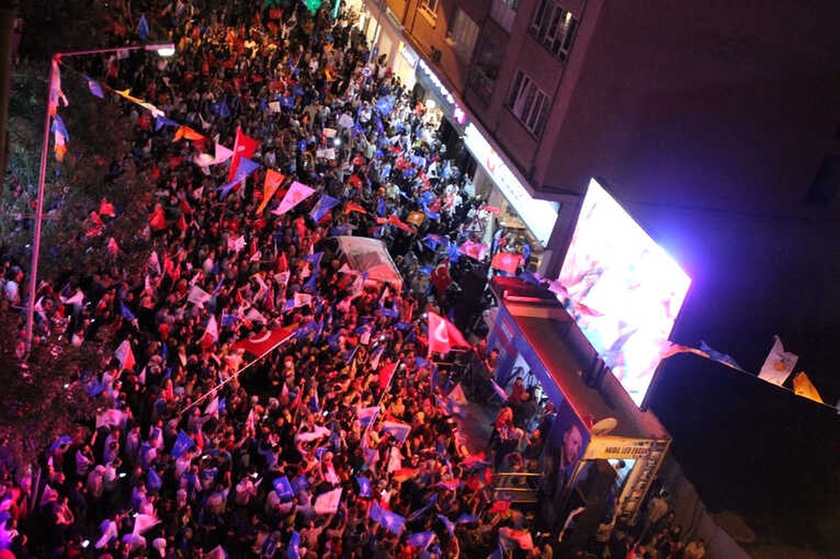 Eskişehir\'de Vatandaşlardan Seçim Kutlaması