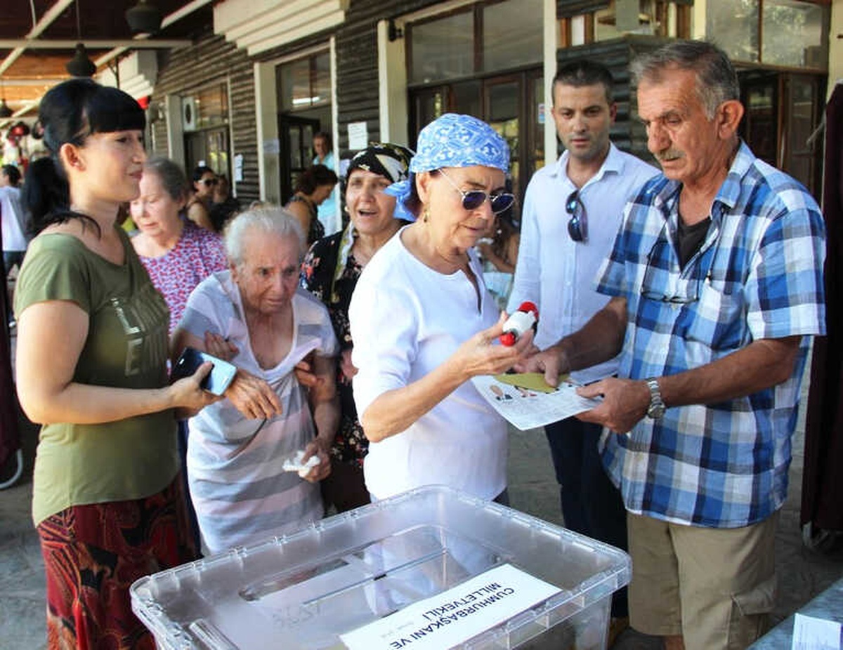 Fatma Girik 95 Yaşındaki Annesi ile Beraber Oy Kullandı