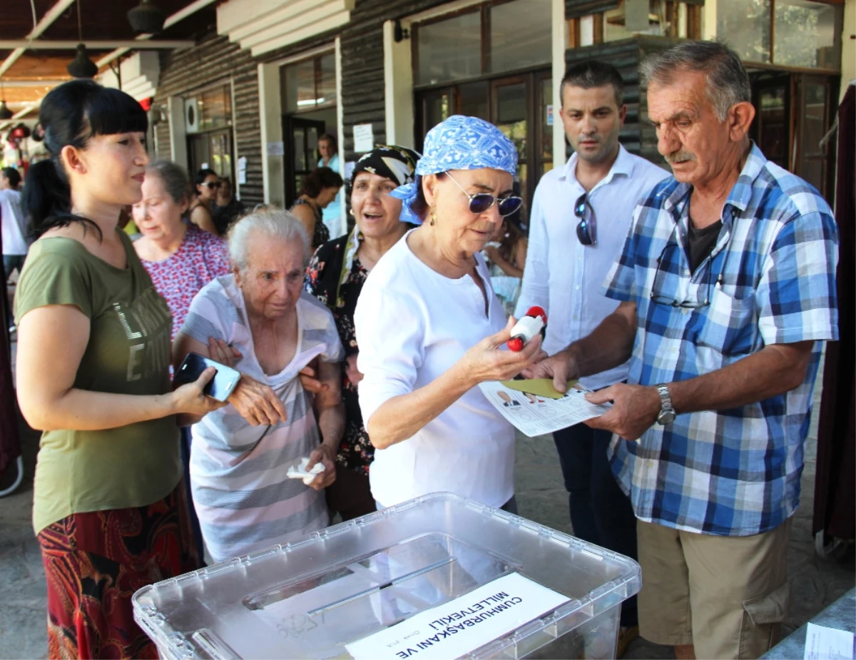 Fatma Girik Annesi ile Beraber Oy Kullandı