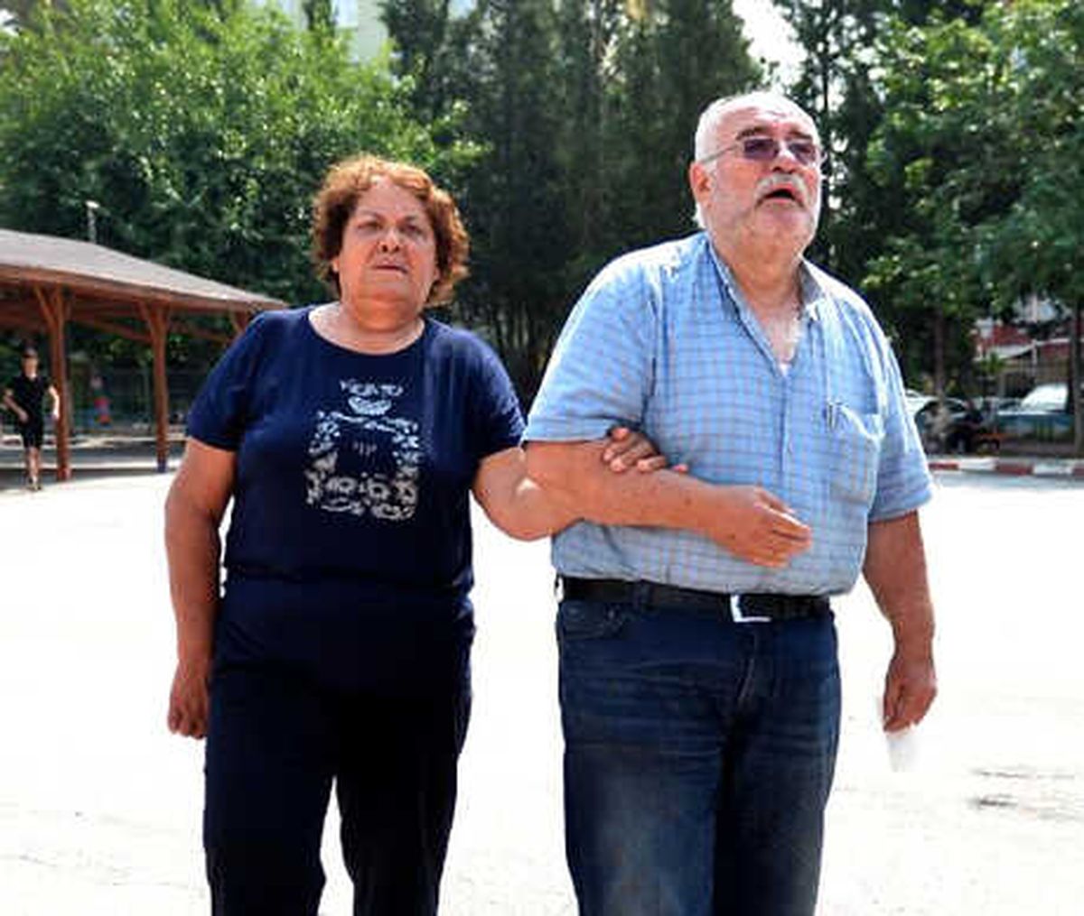 Felçli Çift, Oylarını Kullandıktan Sonra Gözyaşlarına Boğuldu