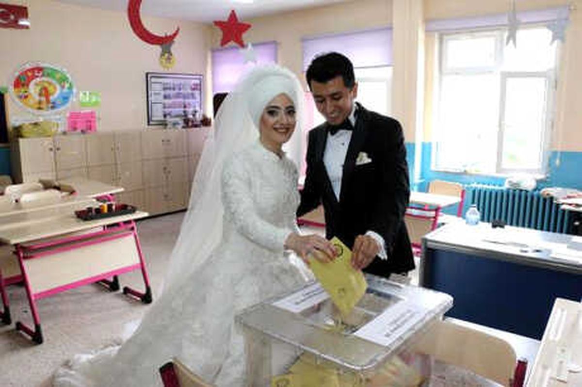 Gelinliği ile Gelip, Oy Kullandı