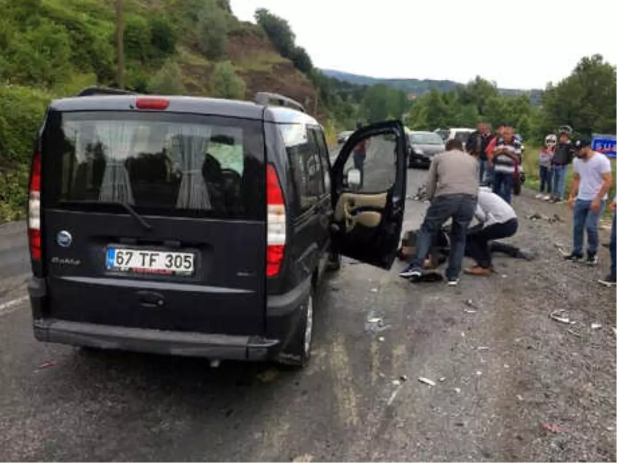 Hafif Ticari Araç, Motosiklete Çarptı: 1 Ölü, 2 Yaralı