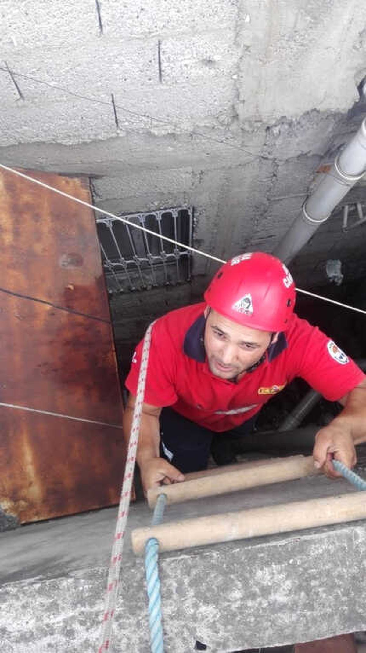Havalandırma Boşluğuna Düşen Kediyi Can-Kur Kurtardı