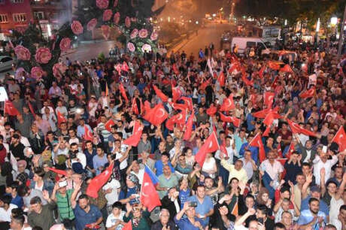Isparta\'da AK Parti\'lilerden Seçim Kutlaması