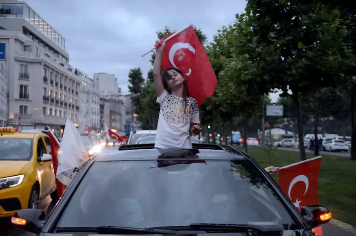 İstanbul\'da Fotoğraflarla Seçim Kutlamaları