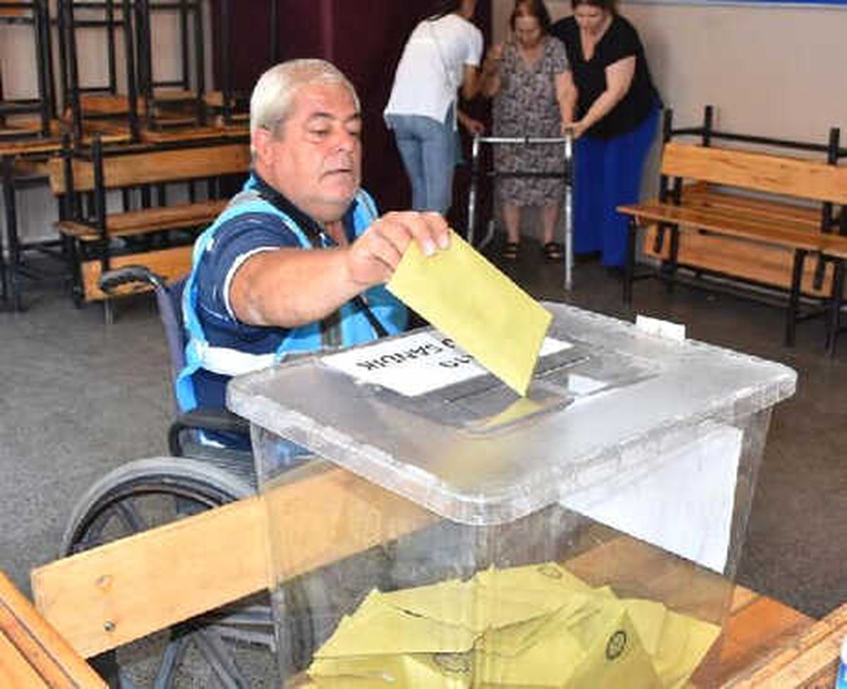 İzmir\'de Oy Verme İşlemi Başladı (2)