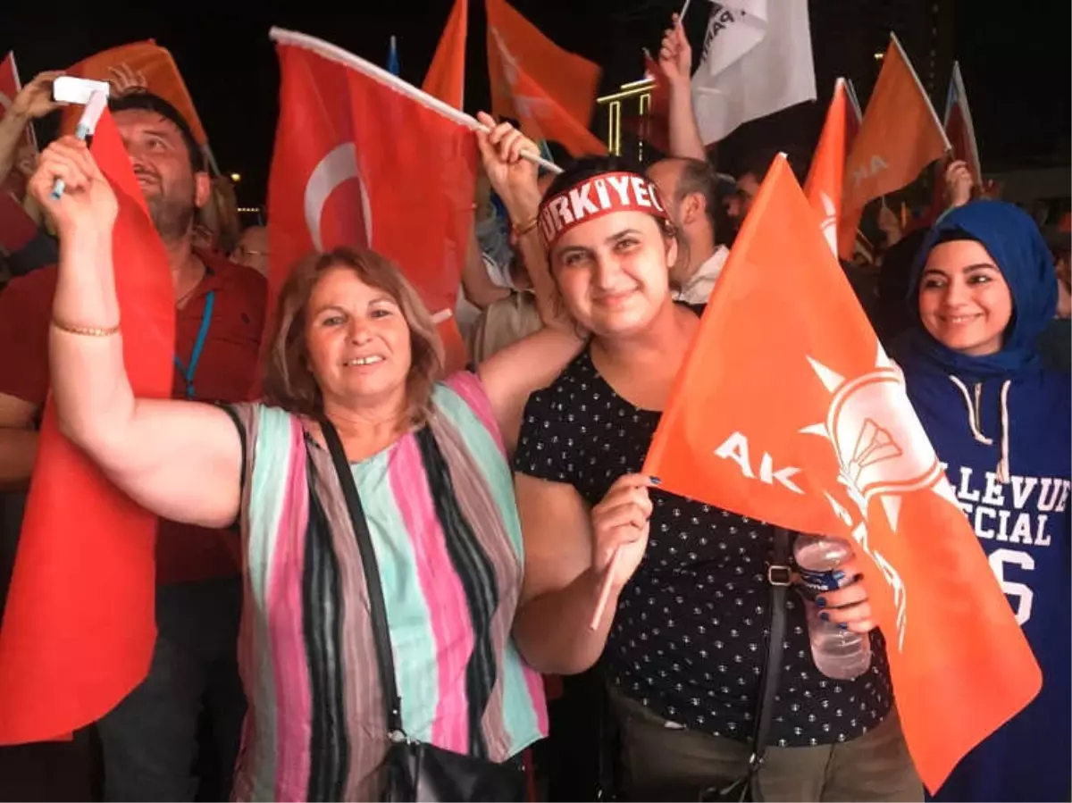 İzmir\'de Seçim Zaferiyle AK Parti\'ye Akın Ettiler