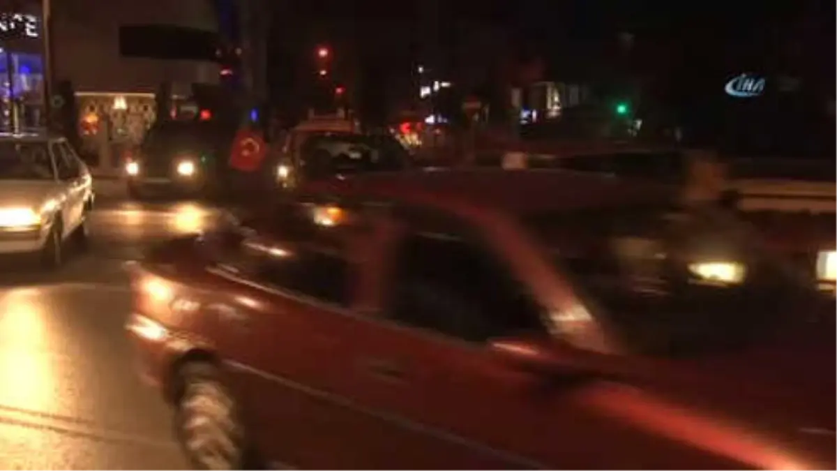 İzmir\'de Seçim Zaferiyle AK Parti\'ye Akın Ettiler