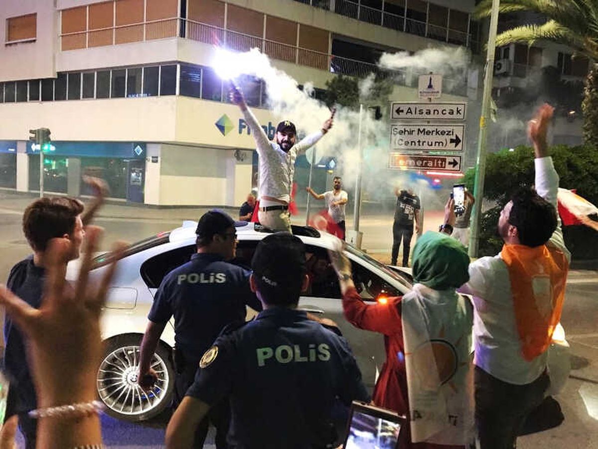 İzmirliler Sokağa Döküldü