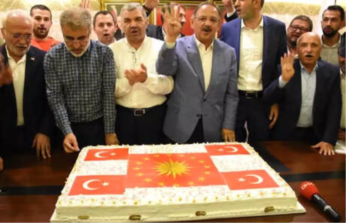 Kayseri\'de AK Parti\'den Cumhurbaşkanlığı Forslu Pastayla Kutlama