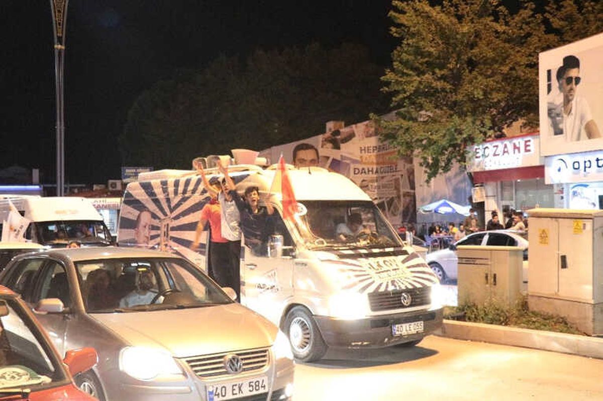 Kırşehir\'de Vatandaşlar Sokaklara Döküldü