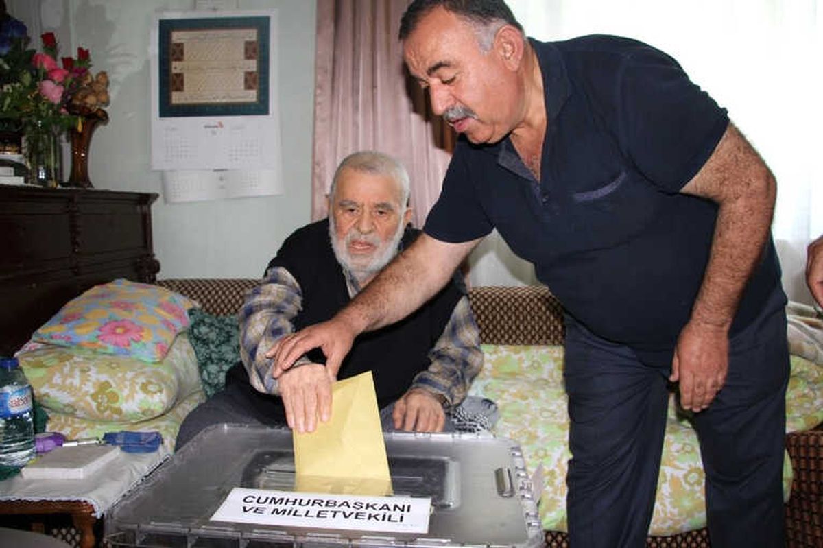 Kula\'da 2 Seçmen Seyyar Sandıkta Oy Kullandı