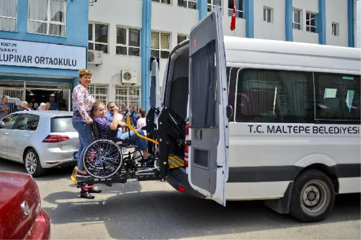 Maltepe\'de Engelliler ve Yaşlılar Ücretsiz Servislerle Sandıklara Taşındı