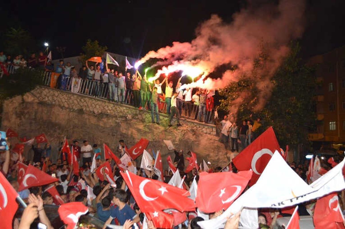 Mardin\'de Ak Partililerden Seçim Kutlaması
