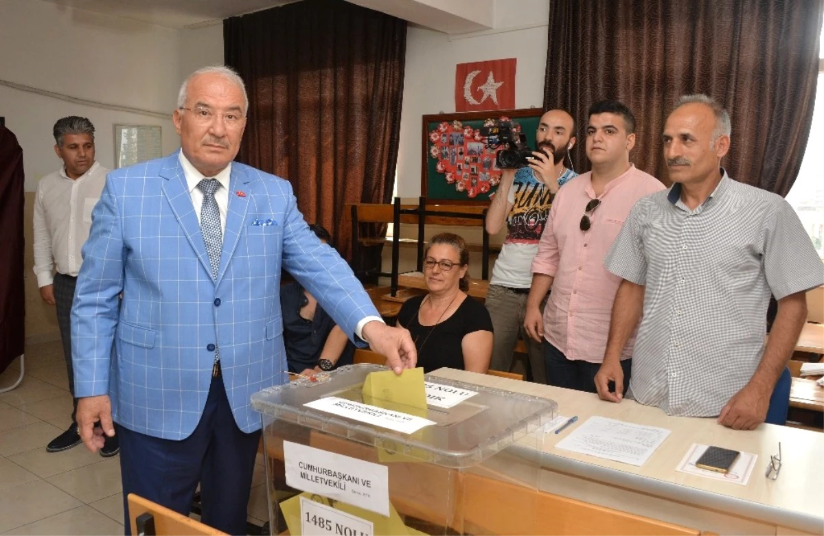 Mersin\'de Oy Verme İşlemi Olaysız Devam Ediyor