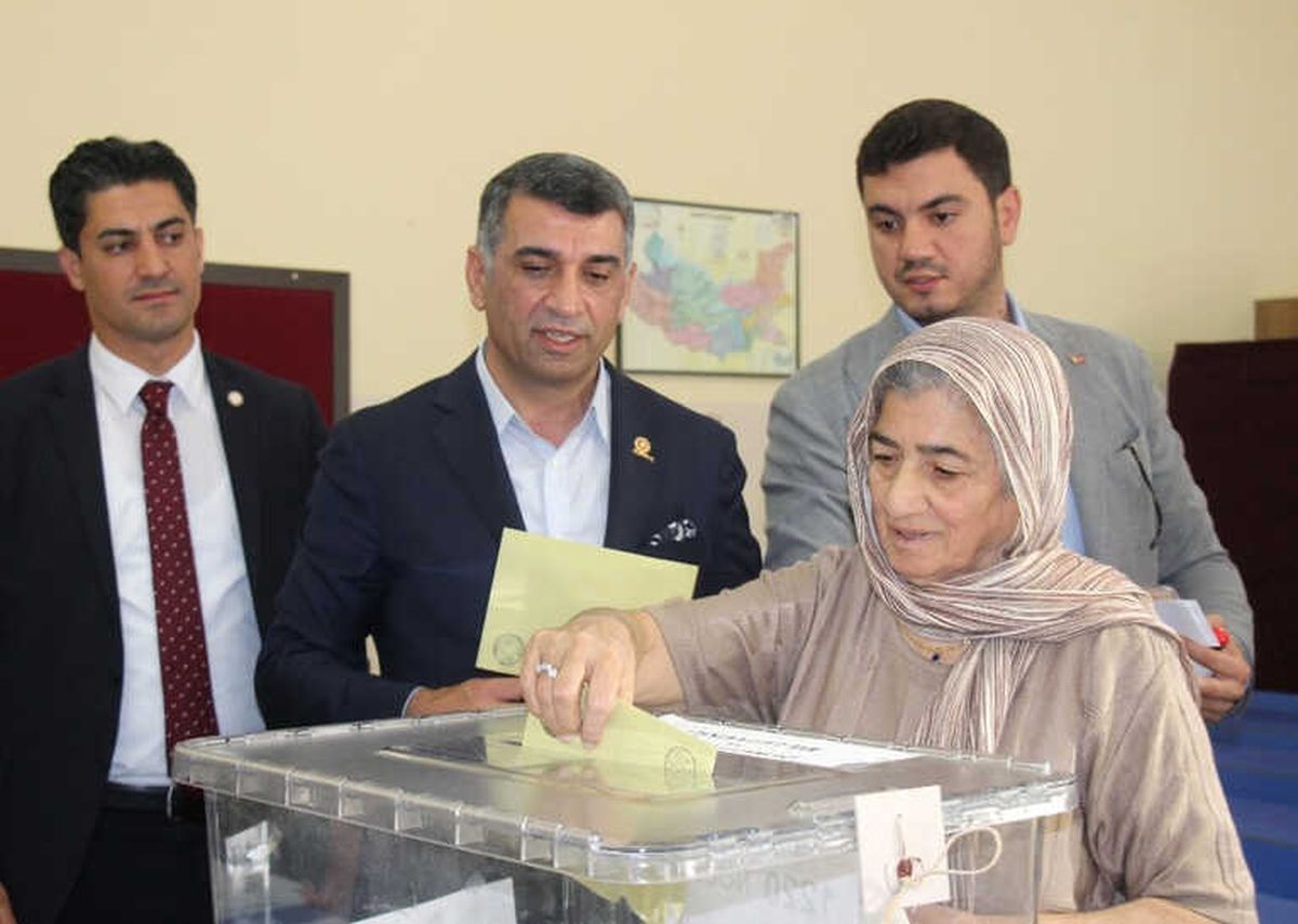 Milletvekili Erol, Oyunu Annesiyle Birlikte Kullandı