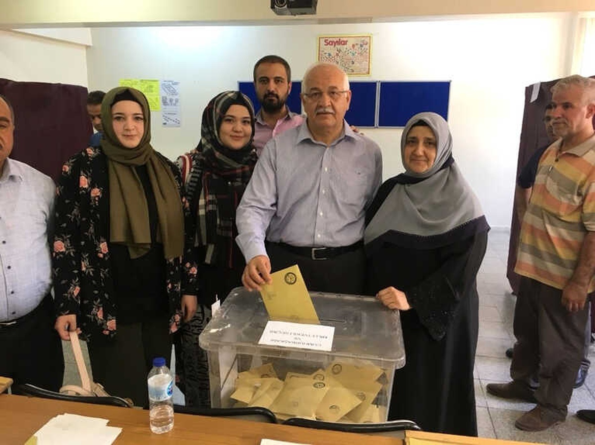 Milletvekili Mehmet Erdoğan Sandığa Eşi ve Çocukları ile Birlikte Gitti