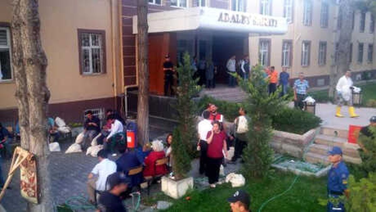 Niğde Adliyesi\'nde Yangın (2)- Yeniden