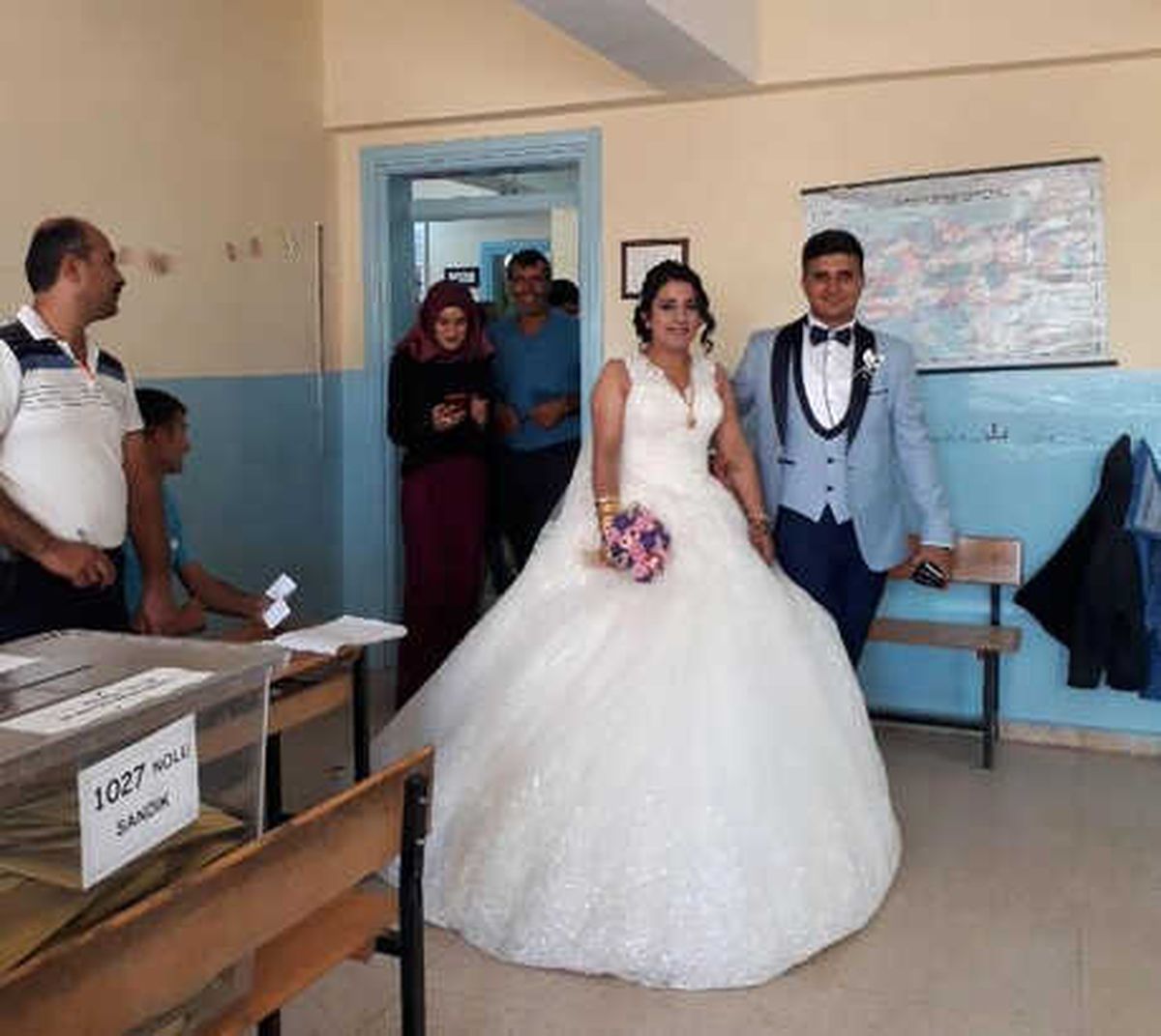 Önce Oy Kullandılar, Sonra Düğüne Gittiler