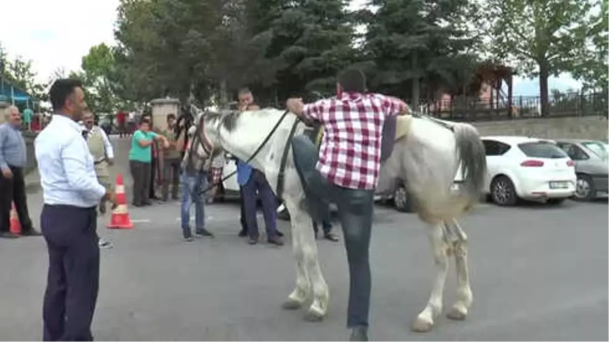 Oy Kullanmaya Atıyla Geldi