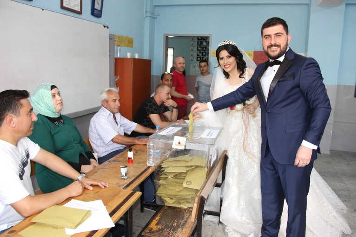 Oy Kullanmaya Gelin ve Damatlıkla Geldiler