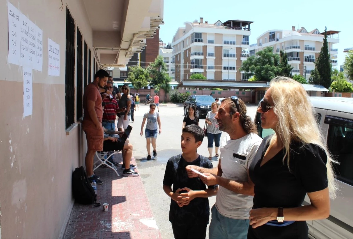 Rus Gelinler Antalya\'da Sandık Başına Gitti