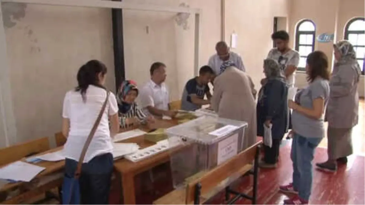 Sabahın Erken Saatlerinde Sandığa Koştular