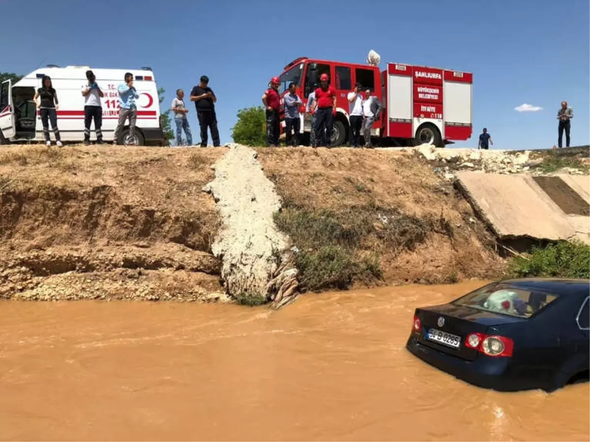 Şanlıurfa\'da Otomobil Kanala Devrildi: 5 Yaralı