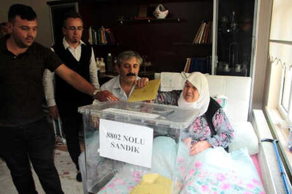 Seyyar Sandık Uygulamasıyla Evinde Oy Kullandı