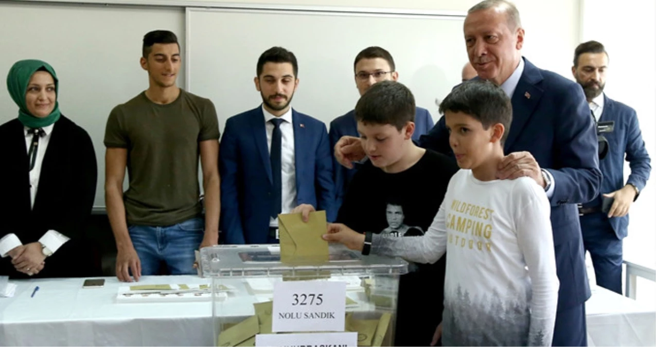 Cumhurbaşkanı Erdoğan, Üsküdar\'da Oyunu Kullandı, İlk Değerlendirmeyi Yaptı