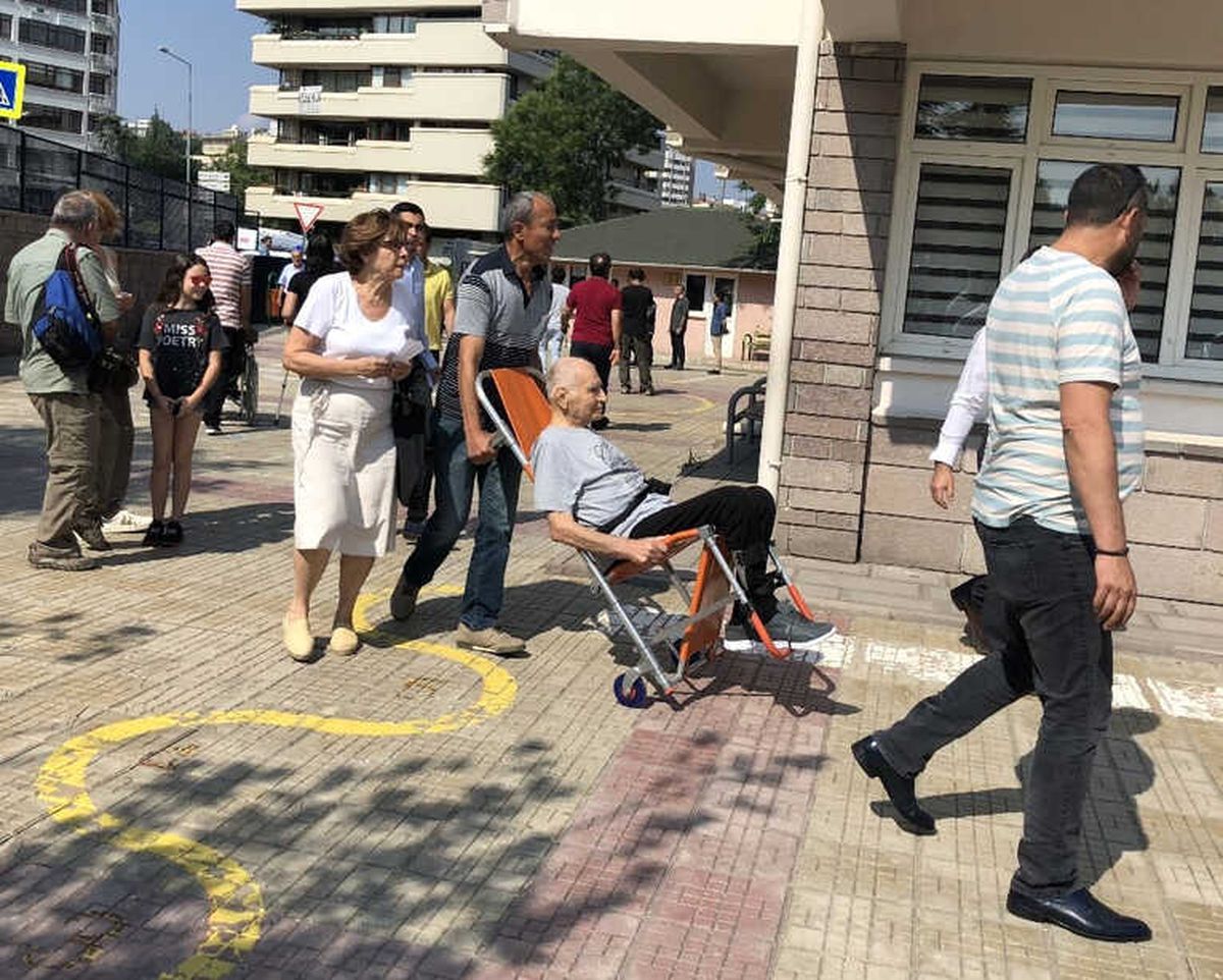 Tekerlekli Sandalye ile Oy Kullanmaya Geldiler