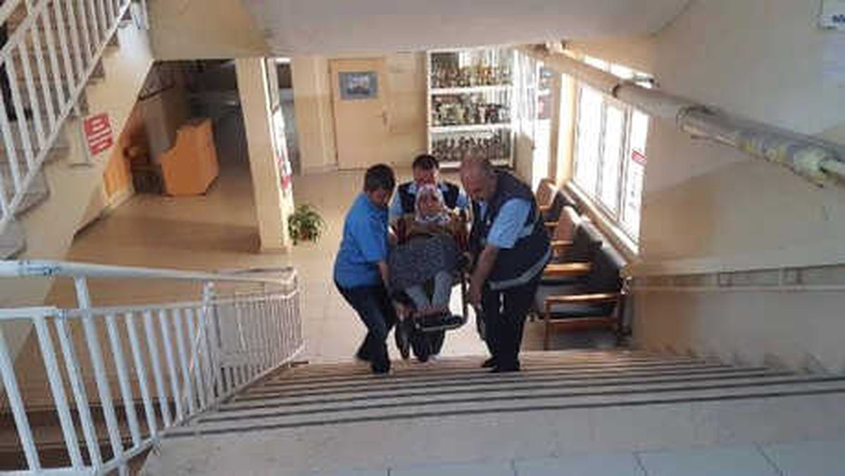 Tekerlekli Sandalyede Okula Getirildi, İsmi Çıkmayınca Oy Kullanamadı