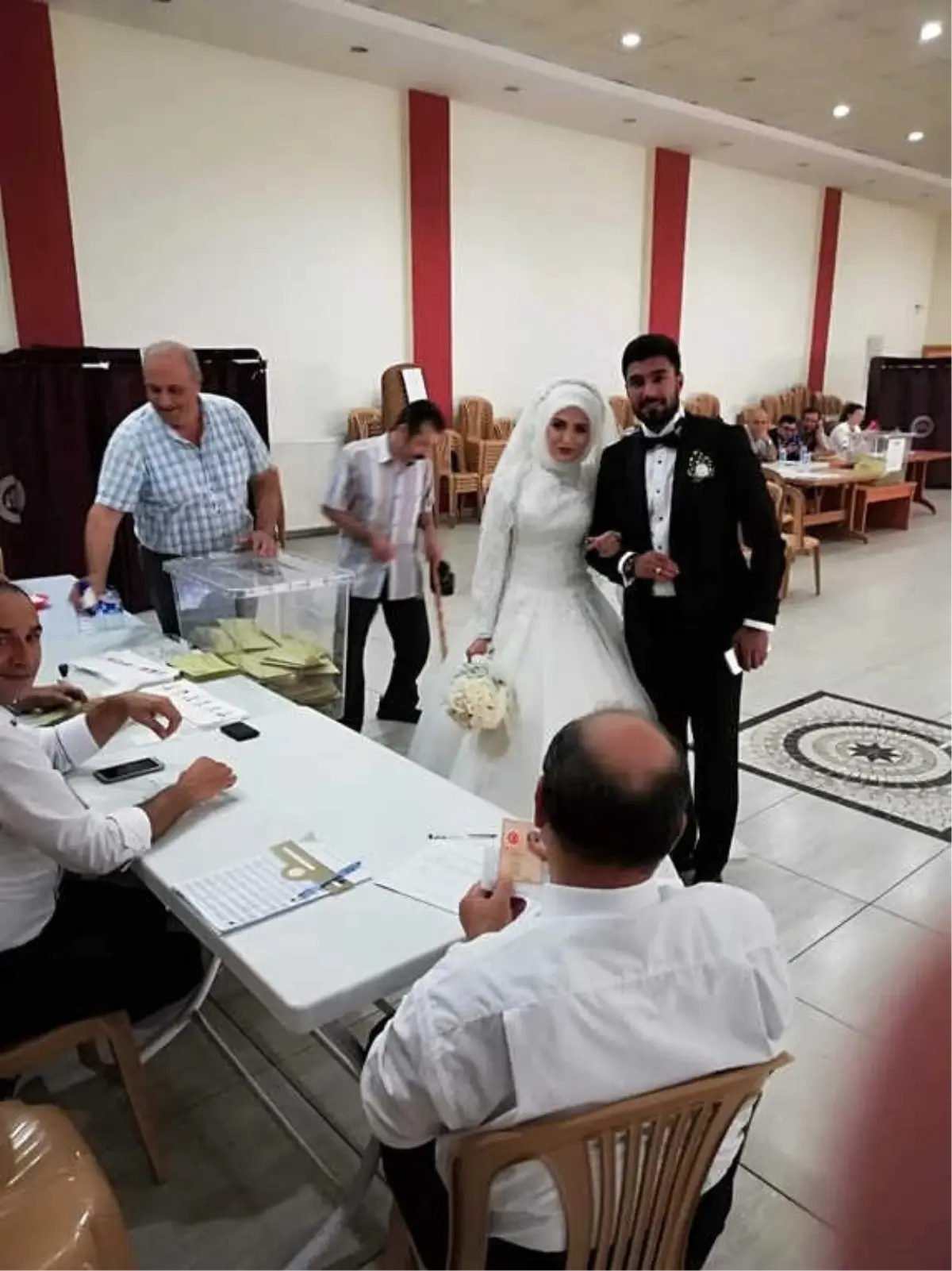 Tosya\'da Yeni Evli Çift Gelinlik ve Damatlıkla Oy Kullandı