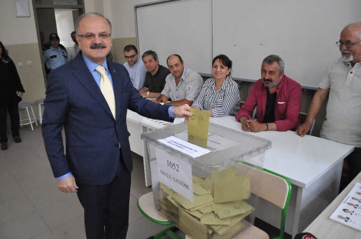 Vali Çakacak Oyunu Eşi Kevser Çakacak ile Kullandı