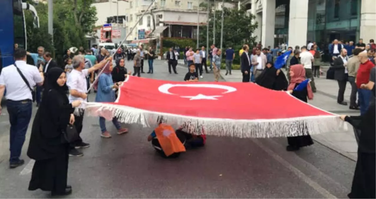 Vatandaşlar, AK Parti İl Başkanlığı Önünde Toplanmaya Başladı